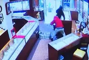 只花90秒！美蒙面歹徒大白天洗劫珠寶店　勞力士、翡翠全被搶