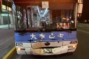 影/北市公車北門旁追撞休旅車　擋風玻璃碎裂1人傷
