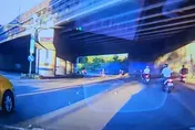 汐止女騎車突失金「鈔票滿天飛」！後方民眾狂撿落跑