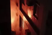 影/高雄六合夜市旁燒起來了！疑鋰電池燃燒　大火畫面曝