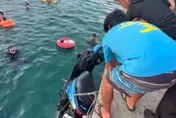 香港旅客遊綠島連人帶車衝入海！　眾人伸援手奮力把車拉上岸