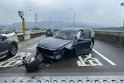新車上路沒滿月　他載兒郊遊遇車禍…整輛撞得稀巴爛