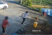 影/嬤聊太嗨…一旁愛孫嬰兒車緩緩「滑進魚塘」　驚悚畫面曝光