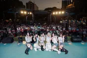 「水果奶奶」現身華山！經典歌百人大合唱　幻藍小熊掀全場高潮