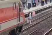 千鈞一髮！桃園車站女子落軌　自強號急煞驚險救援