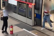 影/北捷淡水線車廂突冒煙！乘客聞刺鼻味逃　疑手機燒焦