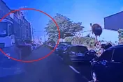 影/桃園大園清晨恐怖車禍！　76歲婦卡車底明顯死亡