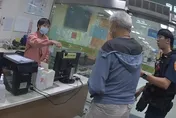 影/超暖！高雄路旁9旬翁血壓飆破200　警急開道送醫
