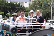 影/韓國瑜合體江啟臣車掃！熱情民眾「攔車送禮」超感動