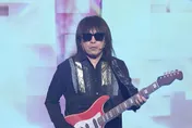 康康模仿伍佰如複製人！自虧唱跳太累　突喊「要找禮儀公司」