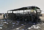 阿富汗巴士撞油罐車起火狂燒釀79死　目擊者：無法靠近救人
