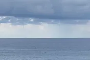 影/蘭嶼外海驚現「雙水龍捲」奇景　氣象站：強烈對流所致