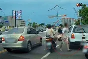 影/不滿紅線停車被提醒！台南男抄球棒恐嚇路人遭法辦