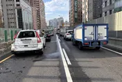 台64高架5車連環撞　重機騎士遭貨車追撞命危送醫