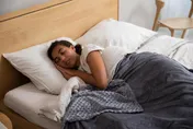 想要一夜好眠？睡前避開這5種食物最重要