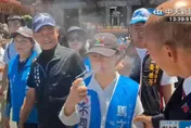 合體陪馬文君車掃！盧秀燕拿防曬噴霧　韓國瑜光頭湊上去討噴
