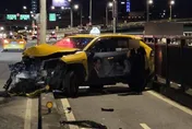 計程車自撞分隔島！整車卡死機車道　華江橋秒變停車場