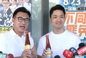 蔣萬安投票前夕南下相挺　江啟臣贈2瓶辣椒醬「江蔣好」