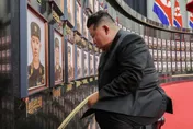 哭到臉漲紅！金正恩「跪地哀悼」赴俄戰亡士兵　擁抱遺屬道歉