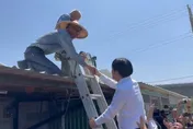 台南災區民眾修理屋頂　賴清德親自爬上梯子致謝