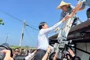 賴清德爬梯「3階」送水！眾人喊小心伸手扶　網酸：他叫老人自己爬