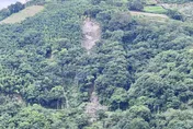 影/投89線天降石塊雨！駕駛開車「差1秒被砸」倒車急閃
