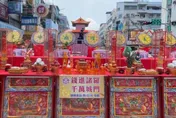 影/超狂！嘉義城隍廟普度祭典　7500張2000元鈔打造巨型城門