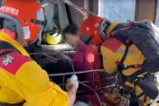 影/黑鷹出動！南投安東軍山傳山難　空勤將傷者吊掛送醫