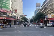 影/三重機車闖紅燈高速衝撞起步機車　2騎士慘摔受傷