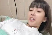 黃鐙輝愛妻住院！萁萁左腿劇痛一個月 「趴著就醫」急開刀
