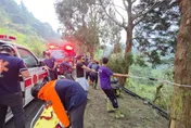 台21線新中橫公路轎車墜落山谷！一家四口獲救送醫