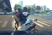 影/甲緊弄破碗！男騎士「急煞亂蹭」　後座正妹大怒跳車走人