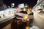 影/新莊爆碎裂變形慘劇！女疑恍神「開賓士撞大漢橋墩」