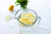 不用勉強節食！日本名醫曝「餐前1杯檸檬水」助減重