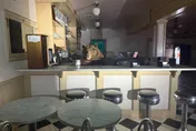 找宵夜？黑熊闖美冰店蹲櫃台被拍　警曝牠狂嗑「草莓口味」