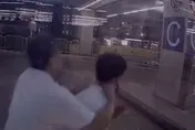 影/火爆畫面曝！台中騎士超車不順　狂毆公車司機害骨折