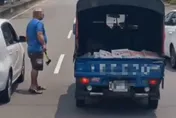 影/台中超硬行車糾紛！光頭男當街掏斧頭叫囂　畫面全都錄
