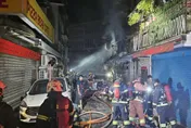 影/新北「車房狂燃煉獄火巷」現場驚見一堆瓦斯罐！駕駛跑了