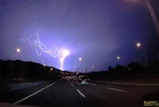 影/震撼直擊！國道上空「雷神之槌」狂霹　驚現2秒紫色天裂