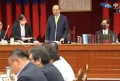 主持修憲委員會氣氛超歡樂　柯建銘上主席台喊：大家拍手