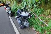 無照猴現身！暑假尾聲「騎車上路跌山谷」　幸好人沒事