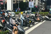 騎車停路邊看手機秒噴1000元！網：忘記熄火