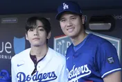 MLB/夢幻同框！BTS成員V道奇主場開球　擁抱大谷翔平超嗨