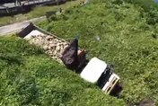 影/驚悚空拍曝！濱海公路砂石車衝墜邊坡　駕駛當場死亡