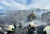 北市撫遠街回收場悶燒竄濃煙　消防員緊急搶救