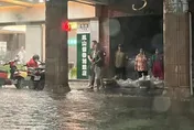 高雄多區炸雷雨！民眾下班變「踏浪」旗津3000戶大停電