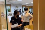 「小英男孩」鄭亦麟涉收賄遭搜索　手機丟窗外嗆：知道我背後是誰？