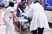 男子候診突喪失意識　畫面直擊！屏醫13分鐘成功搶救
