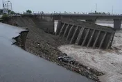 暴雨襲印喜馬拉雅地區！大橋倒塌車墜落　朝聖路線山崩30死