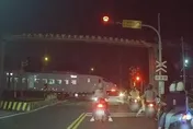 影/台南轎車強闖平交道拒退！新自強號被迫緊急停車全都錄